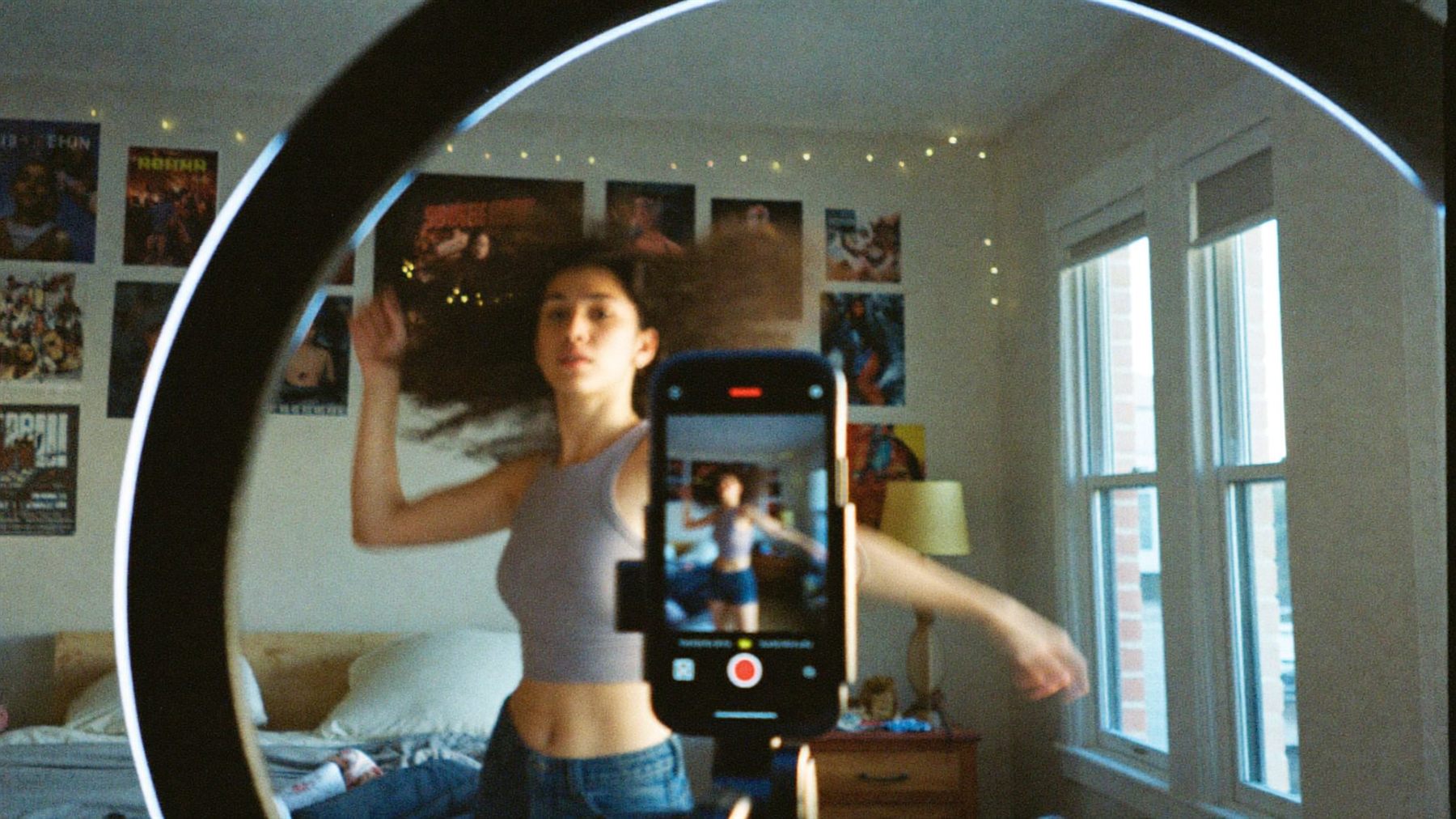 Creadora de TikTok grabando un video